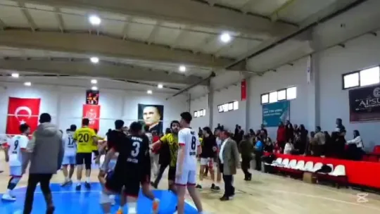Voleybolculara taraftarlar saldırdı: 3 sporcu yaralandı
