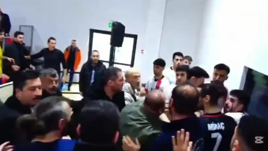 Voleybolculara taraftarlar saldırdı: 3 sporcu yaralandı