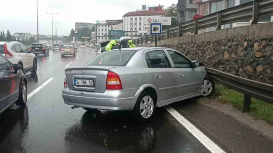 Otomobil bariyerlere çarptı: 1 yaralı