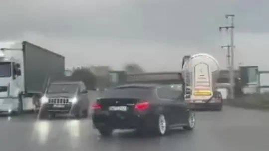 Yağışlı yolda makas atan otomobil tepetaklak oldu