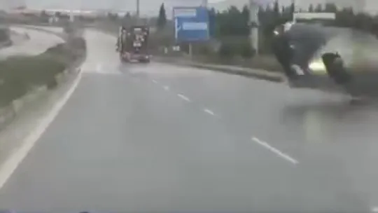 Yağışlı yolda makas atan otomobil tepetaklak oldu