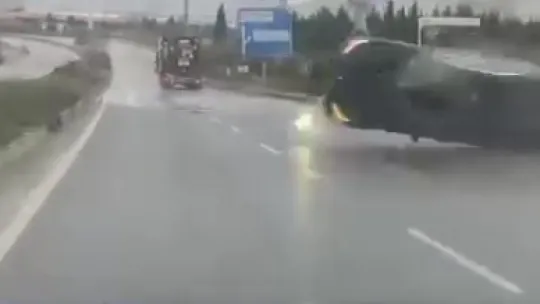 Yağışlı yolda makas atan otomobil tepetaklak oldu