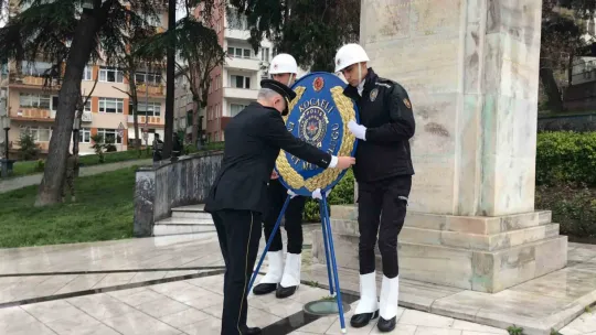 Yağmur altında Polis Günü kutlaması