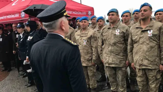 Yağmur altında Polis Günü kutlaması