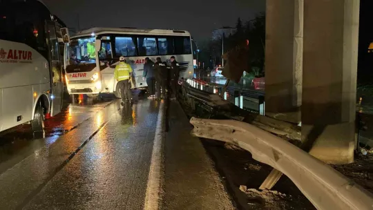İşçi servisi bariyere çarptı: 1 yaralı