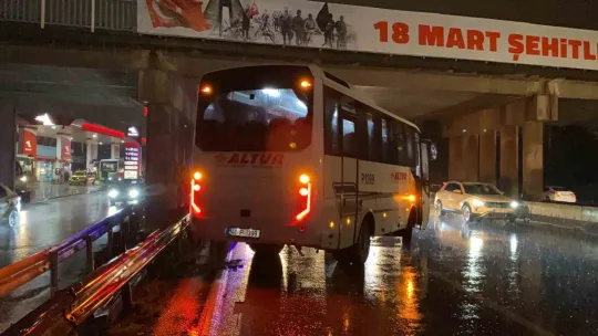 İşçi servisi bariyere çarptı: 1 yaralı