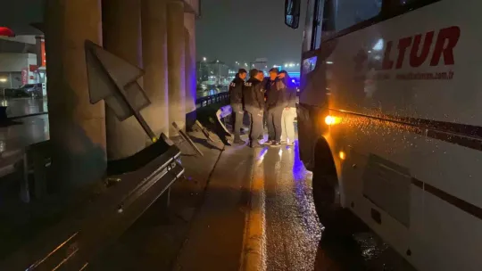 İşçi servisi bariyere çarptı: 1 yaralı