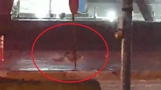 Yağmur suyu ile dolan yol çalışmasına düştü