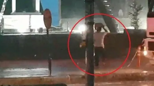 Yağmur suyu ile dolan yol çalışmasına düştü