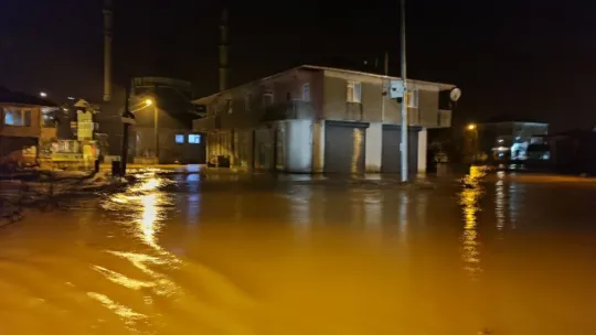 Karasu'yu sel aldı