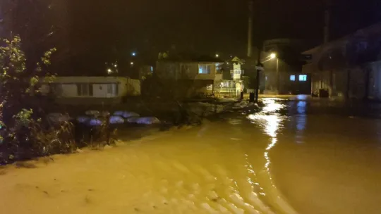 Karasu'yu sel aldı