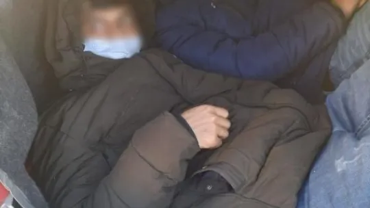 22 kaçak göçmenden ikisi otomobil bagajında saklanırken bulundu