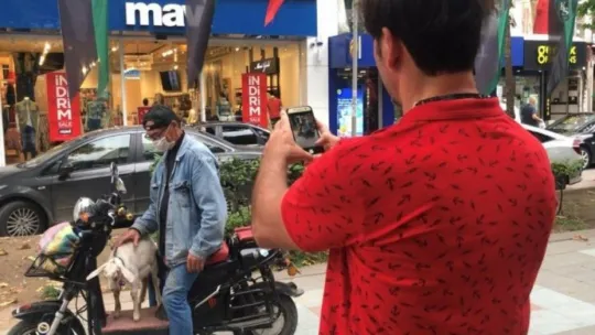 Yakın iki dostun yaşamı görenleri şaşkına çeviriyor