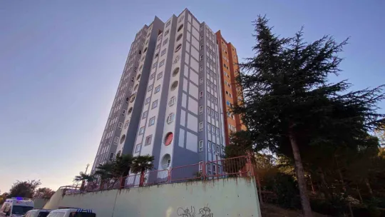 Yakınları tarafından evinde ölü bulundu