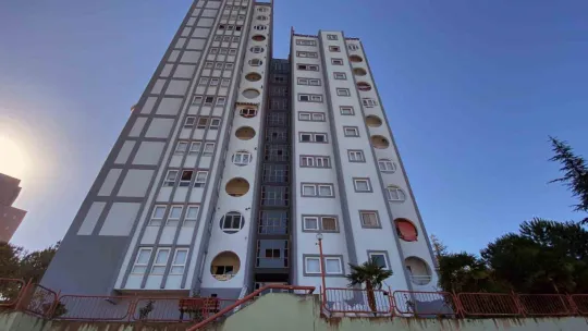 Yakınları tarafından evinde ölü bulundu