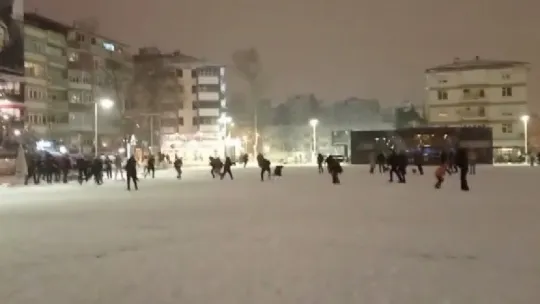 Yaklaşık 200 kişi aynı anda kar topu oynadı