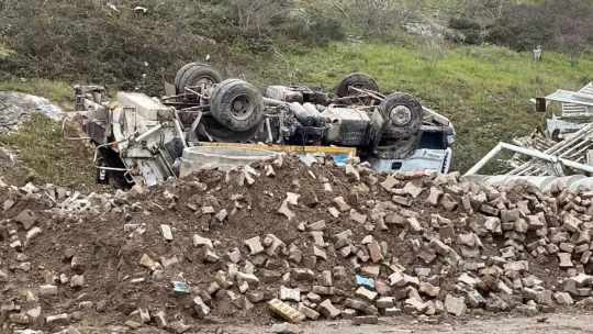 Çöp kamyonundan dışarıya fırladı