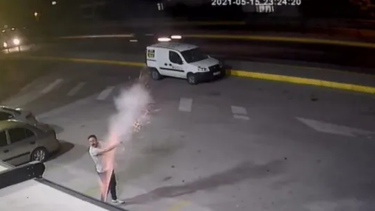 Yaktığı havai fişek elinde patladı!