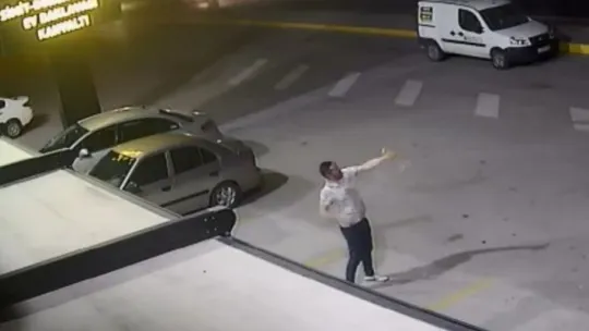 Yaktığı havai fişek elinde patladı!