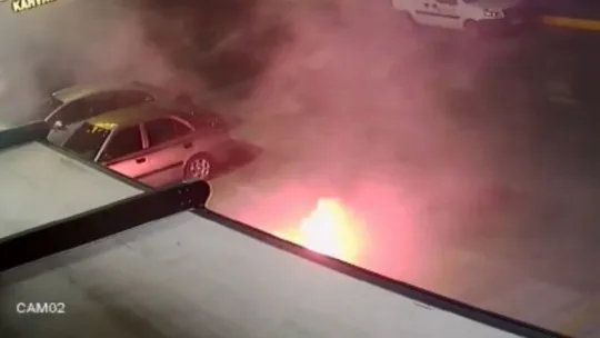 Yaktığı havai fişek elinde patladı!