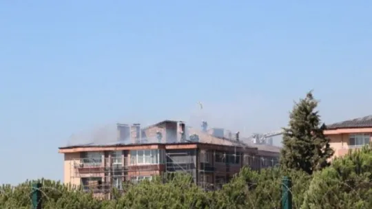 Yalıtım çalışmaları sırasında yanan çatı küle döndü