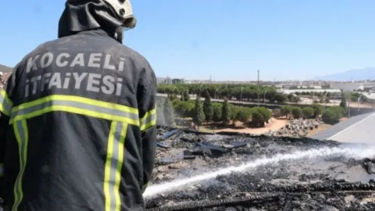 Yalıtım çalışmaları sırasında yanan çatı küle döndü