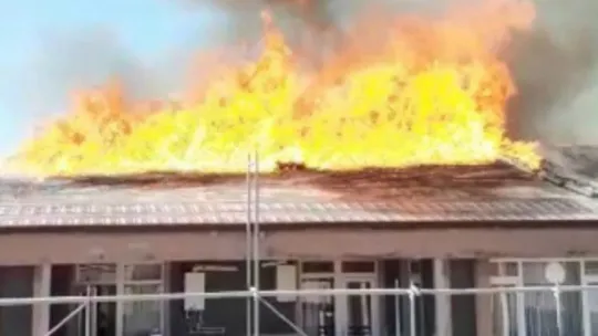 Yalıtım çalışmaları sırasında yanan çatı küle döndü