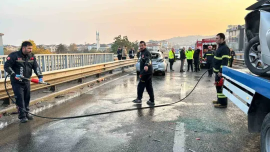 Yalova İzmit yolunda 5 araçlı zincirleme kaza: 4 yaralı