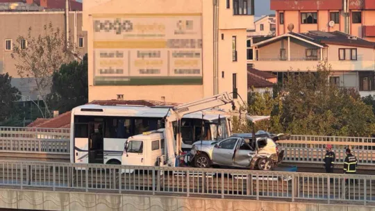 Yalova İzmit yolunda 5 araçlı zincirleme kaza: 4 yaralı