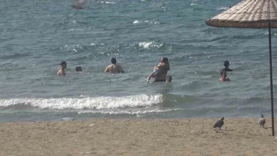 Denizde boğulma tehlikesi geçiren çocuğu vatandaşlar kurtardı