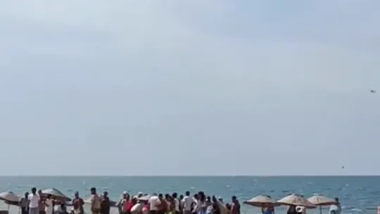 Denizde boğulma tehlikesi geçiren çocuğu vatandaşlar kurtardı