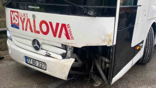 Yalova'da devrilen mıcır yüklü tıra otobüs çarptı