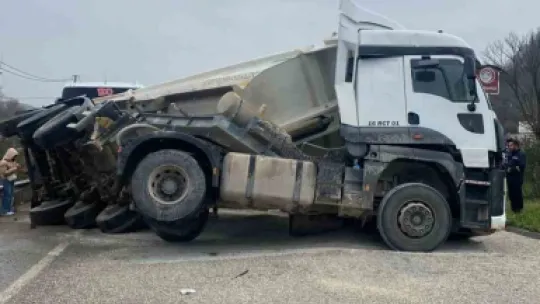 Yalova'da devrilen mıcır yüklü tıra otobüs çarptı
