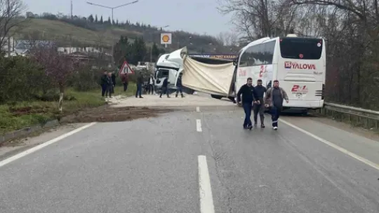 Yalova'da devrilen mıcır yüklü tıra otobüs çarptı
