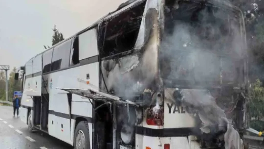 Yalovaspor takımını taşıyan otobüs çıkan yangında küle döndü