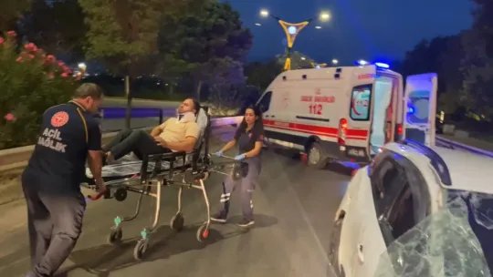 Yan yatan otomobilden cam kesilerek kurtarıldı
