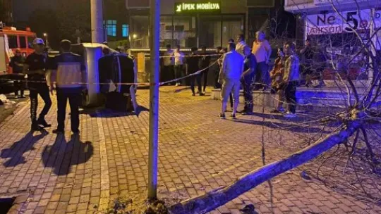 Yan yatan otomobili bırakıp kaza yerinden kaçtı