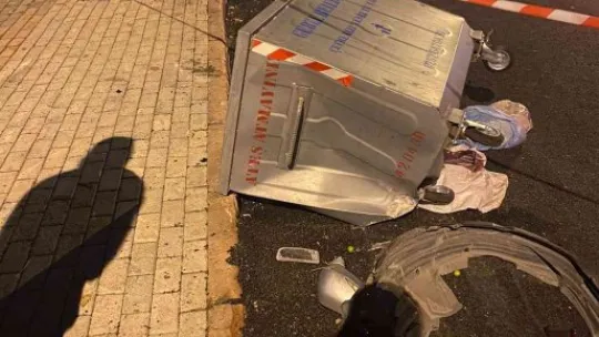 Yan yatan otomobili bırakıp kaza yerinden kaçtı
