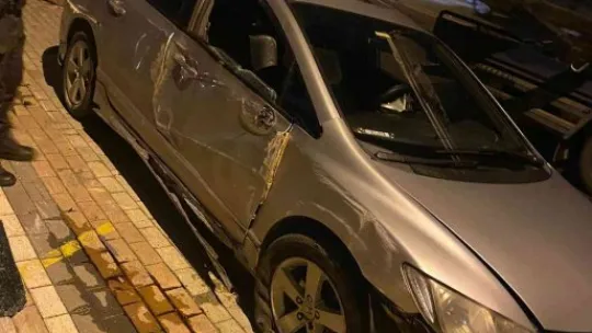 Yan yatan otomobili bırakıp kaza yerinden kaçtı