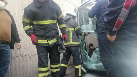 Yan yatan tırda sıkışan sürücüyü camı parçalayarak kurtardılar