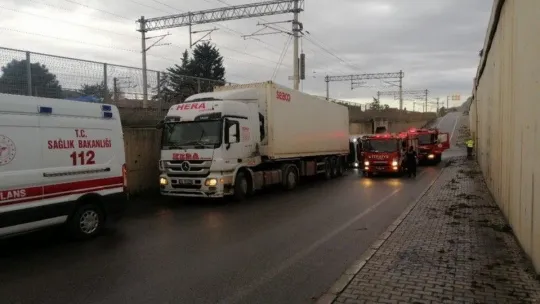 Yan yatan tırda sıkışan sürücüyü camı parçalayarak kurtardılar