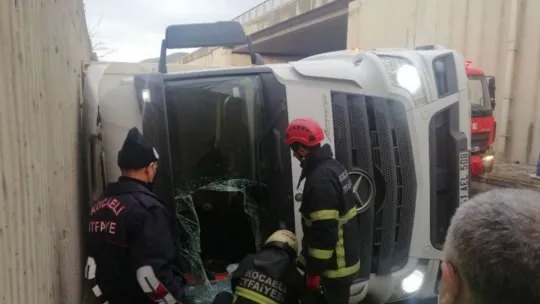 Yan yatan tırda sıkışan sürücüyü camı parçalayarak kurtardılar