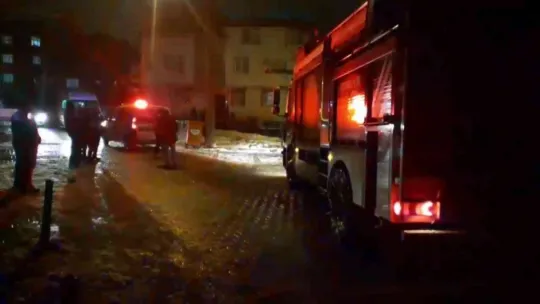 Yanan ayakkabılık bina sakinlerini sokağa döktü
