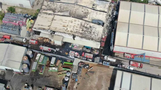 Yanan boya fabrikası bir saatte kontrol altına alınarak söndürüldü