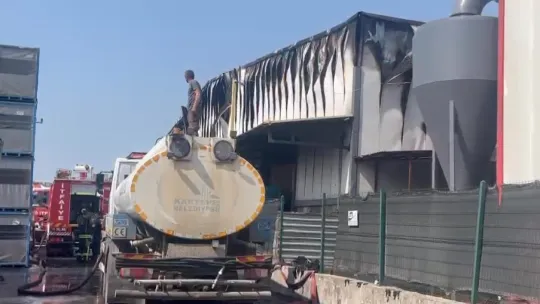 Yanan boya fabrikası bir saatte kontrol altına alınarak söndürüldü