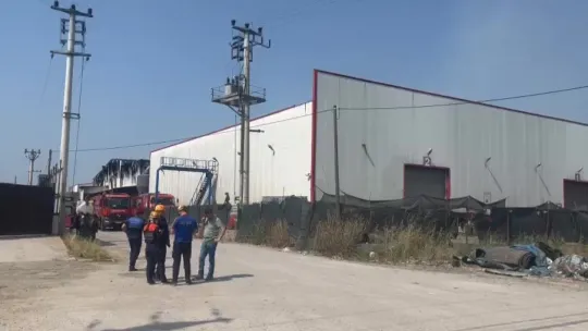 Yanan boya fabrikası bir saatte kontrol altına alınarak söndürüldü