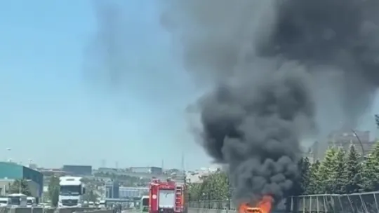 Yanan otomobilden geriye hurda yığını kaldı