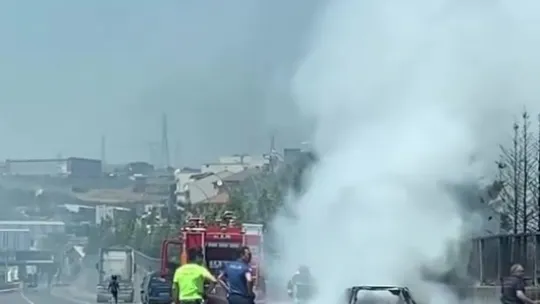 Yanan otomobilden geriye hurda yığını kaldı