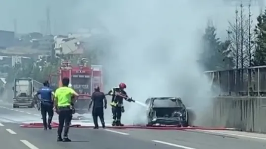 Yanan otomobilden geriye hurda yığını kaldı