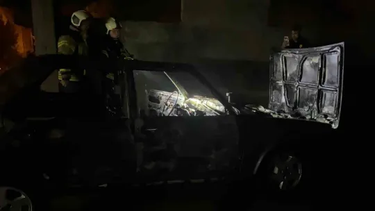 Yanan otomobilden geriye iskeleti kaldı